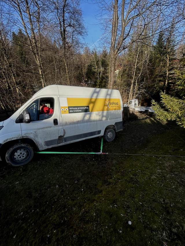 Transport pojazdu dostawczego przez lawetę MLAG w terenie