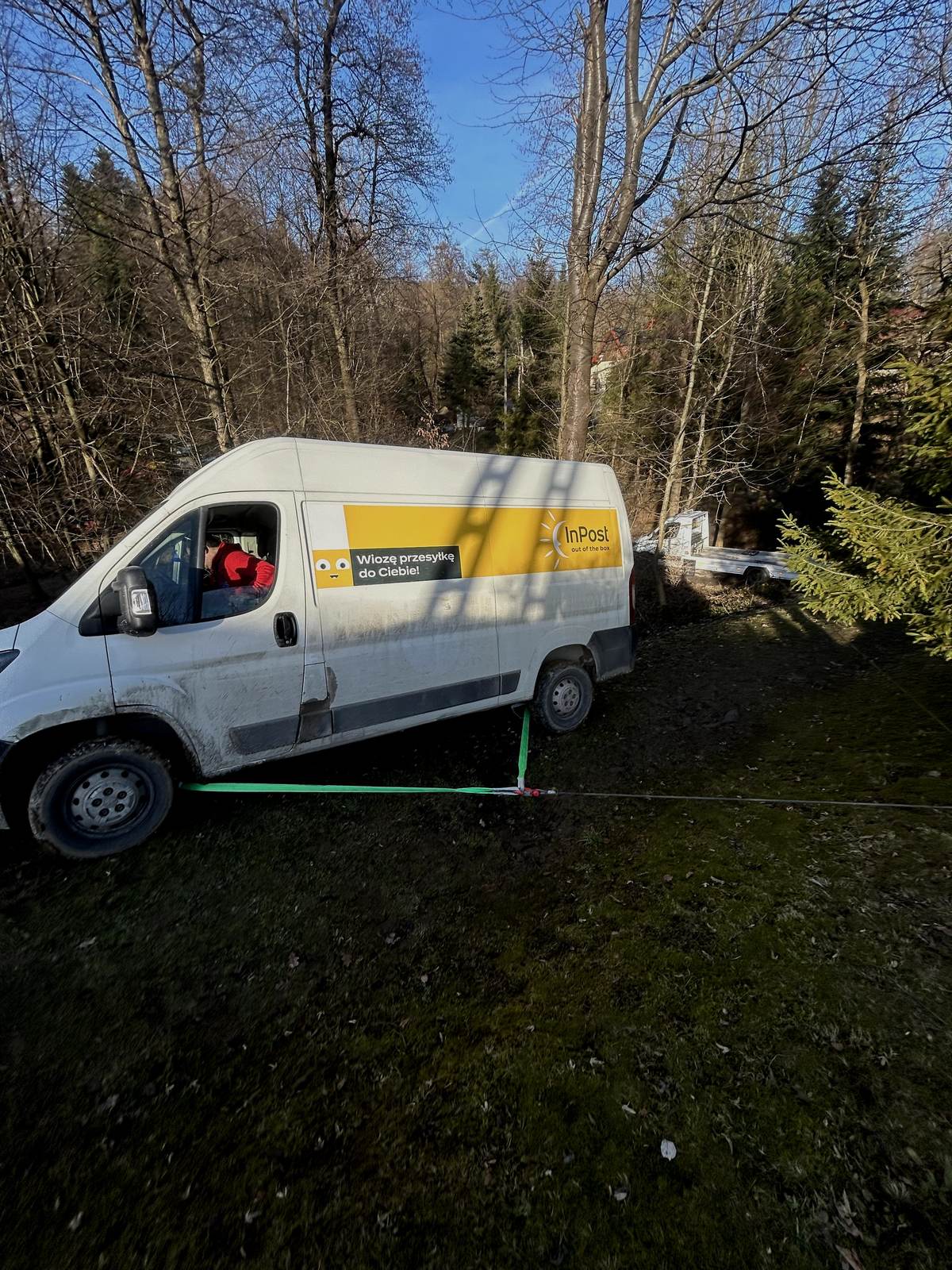 Transport pojazdu dostawczego przez lawetę MLAG w terenie